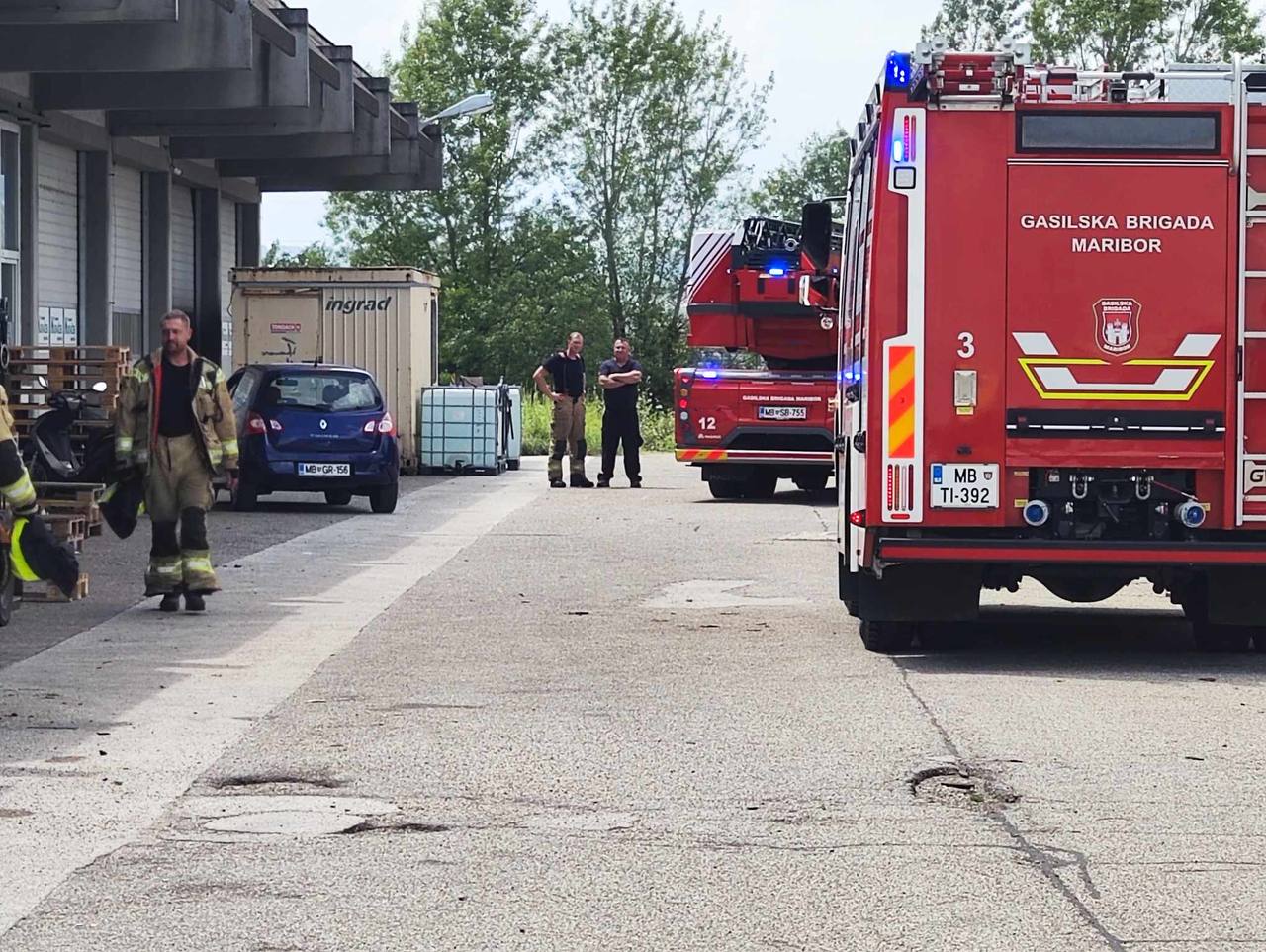 FOTO: Zagorelo v servisni delavnici pri mariborskem letališču