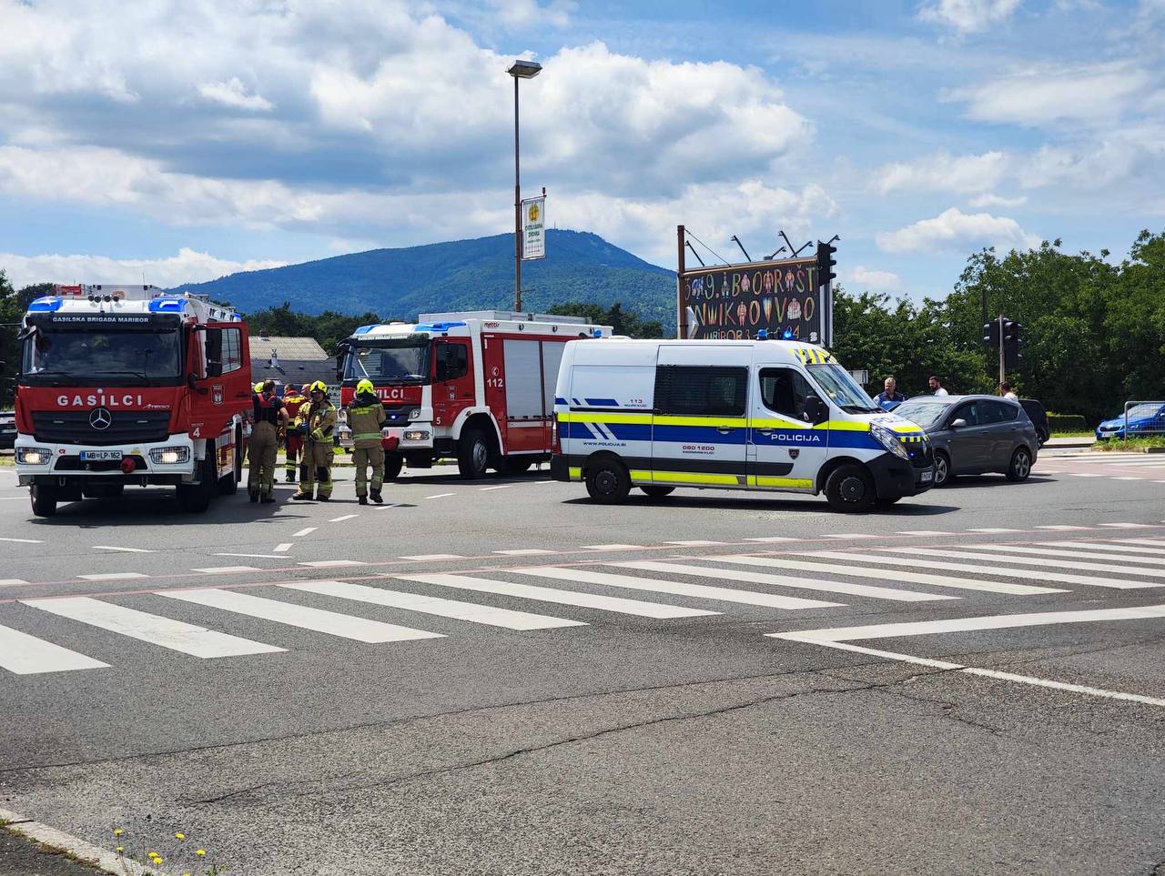 FOTO: Prometna nesreča na Ptujski cesti, trčili dve vozili