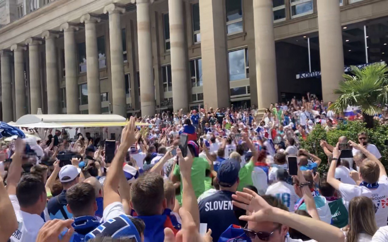 FOTO in VIDEO: Več kot 10.000 slovenskih navijačev že na stadionu