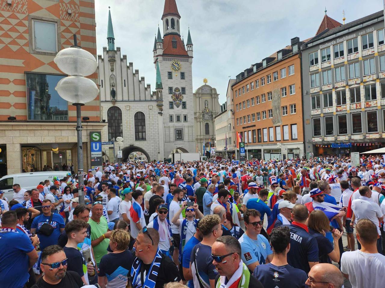 Slovenija - Srbija: Slovenski navijači se že zbirajo v Münchnu v velikem številu