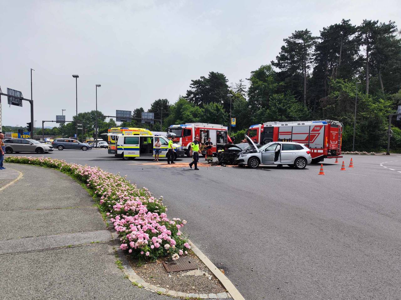 FOTO: Do prometne nesreče na Tržaški prišlo zaradi izsiljevanja, hudo poškodovano osebo prepeljali v UKC