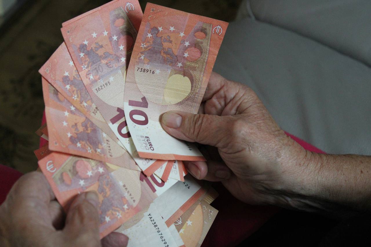 Od 160 do 470 evrov: Katera izplačila bodo v letu 2026 dobili upokojenci?