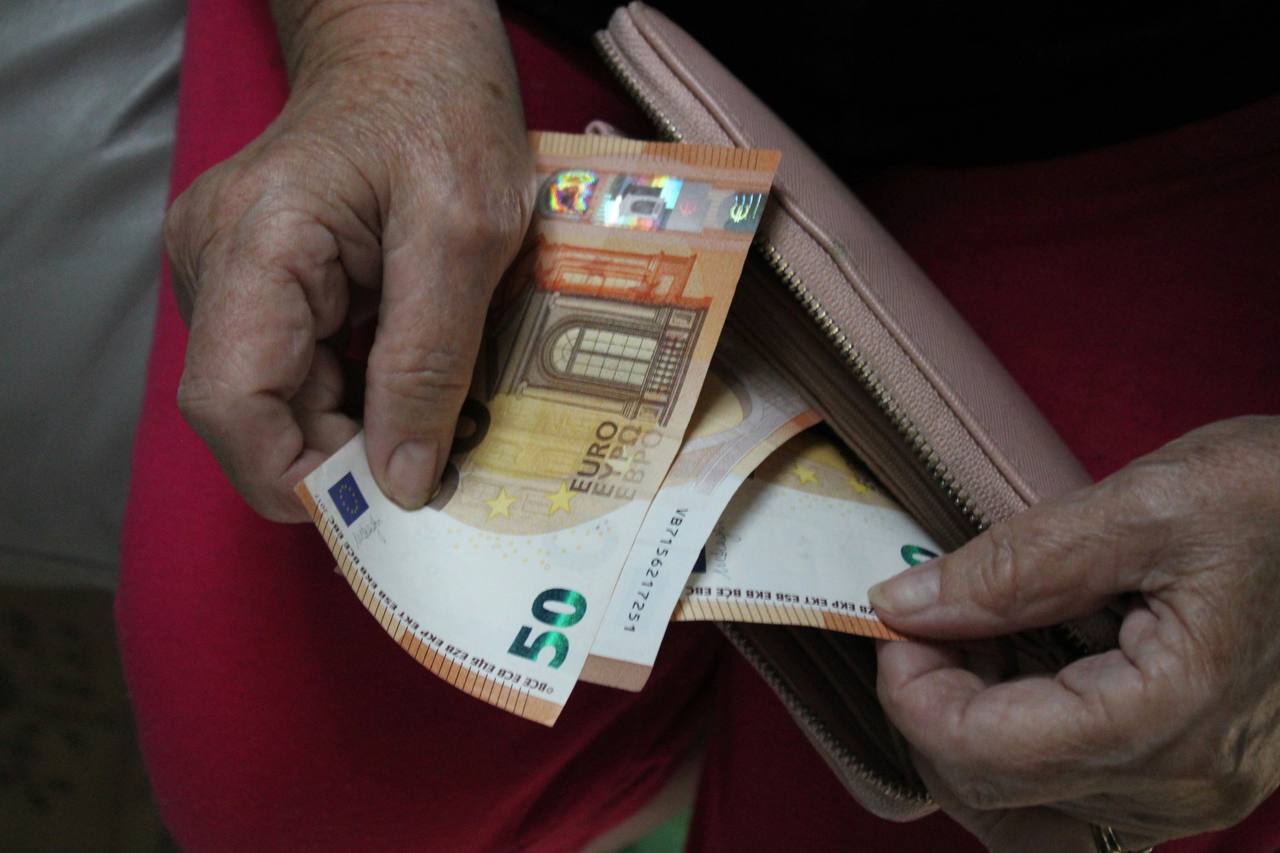 Od 722 evrov pokojnine za najemnino odšteje 400: Upokojenka tik pred tem, da pristane na ulici