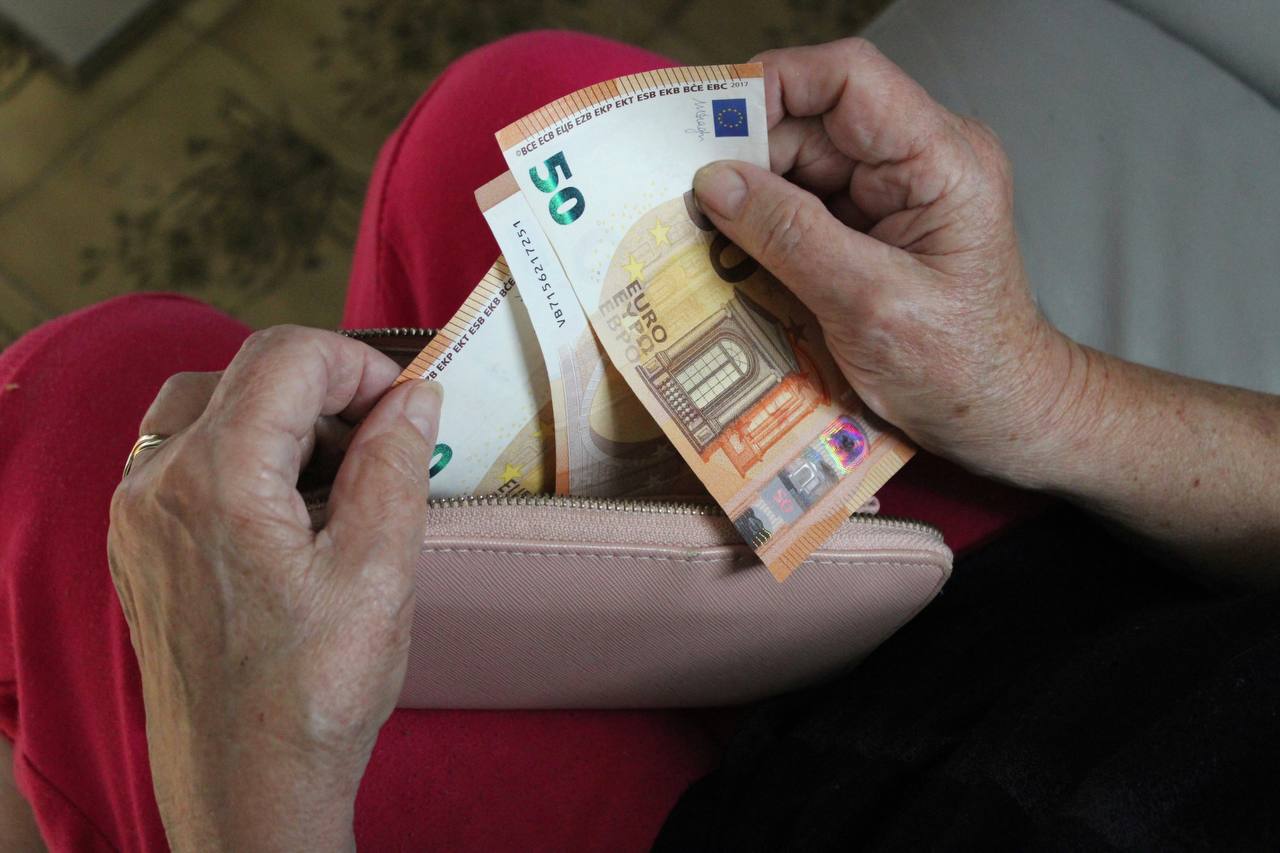 Danes višja nakazila za več kot 600 tisoč upravičencev, a le pod enim pogojem