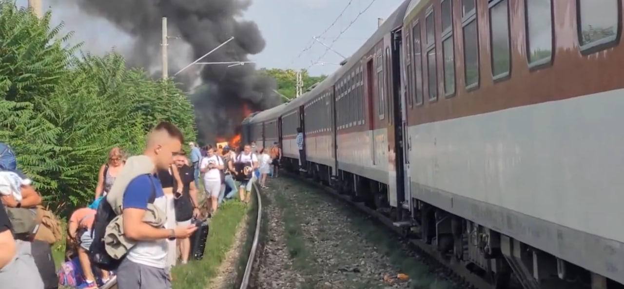 VIDEO: Tragedija na tirih, v grozljivem trčenju vlaka in avtobusa več smrtnih žrtev
