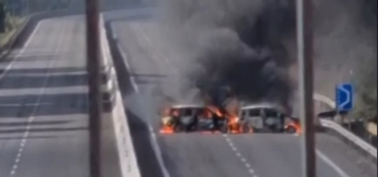 Filmski rop: Zažgali več avtomobilov in odnesli tri milijone evrov