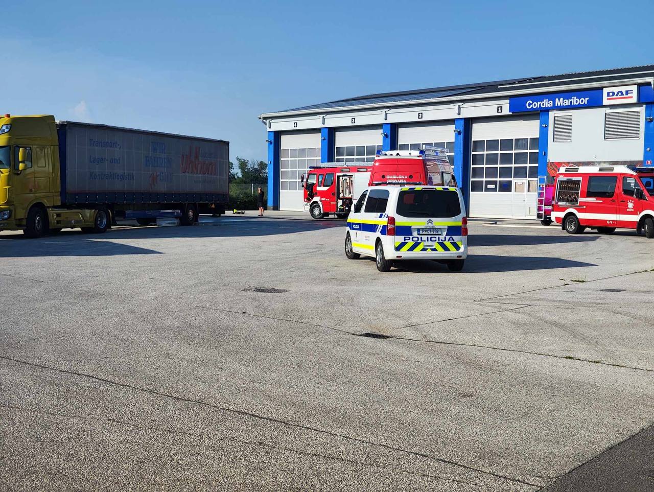 FOTO: Požar v Hočah, na delu gasilci in policisti