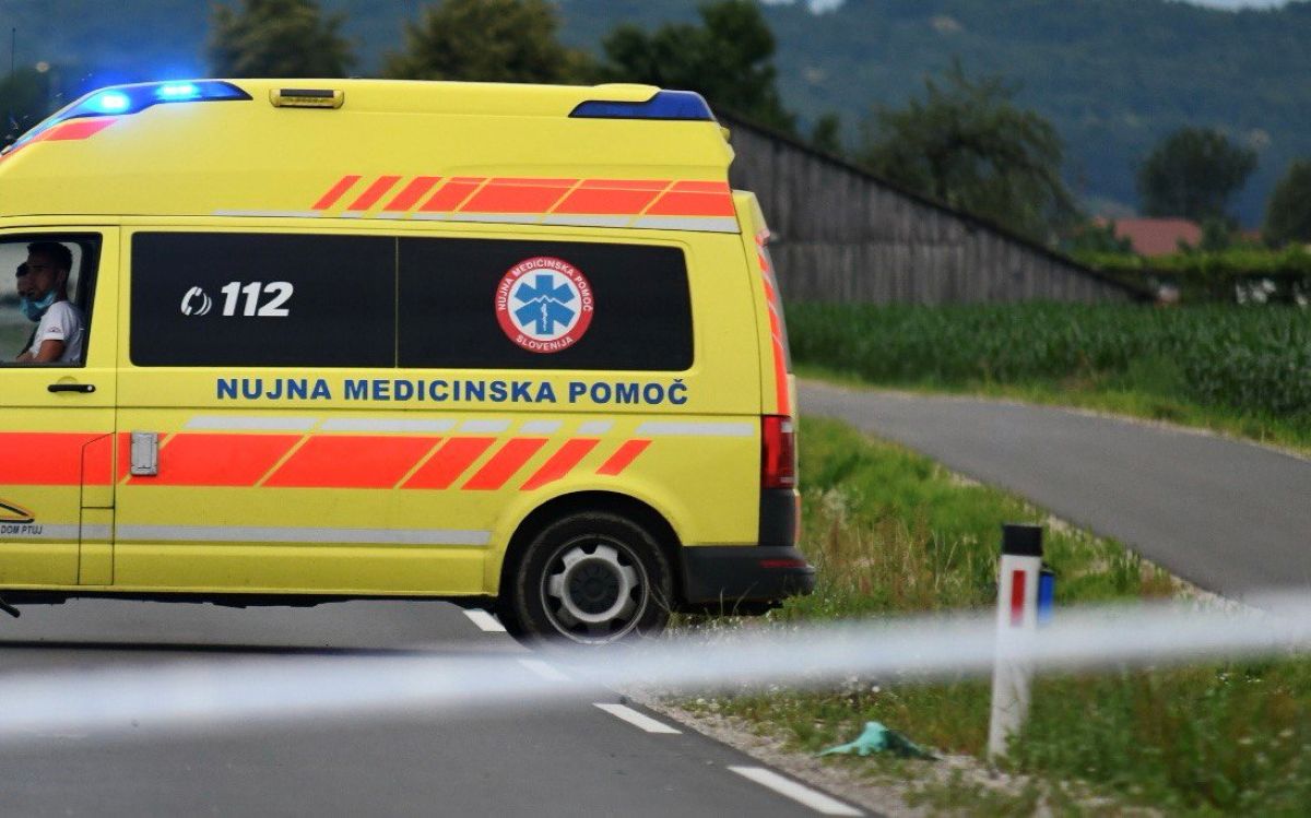 Na Štajerskem 28-letnik zapeljal na nasproten pas, sledilo je hudo trčenje z motoristom