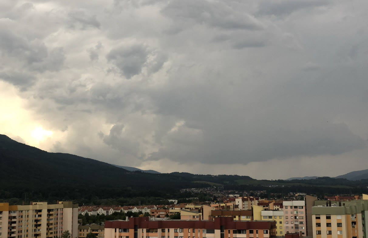 Novo opozorilo: Popoldan na severovzhodu napovedujejo močnejše nevihte