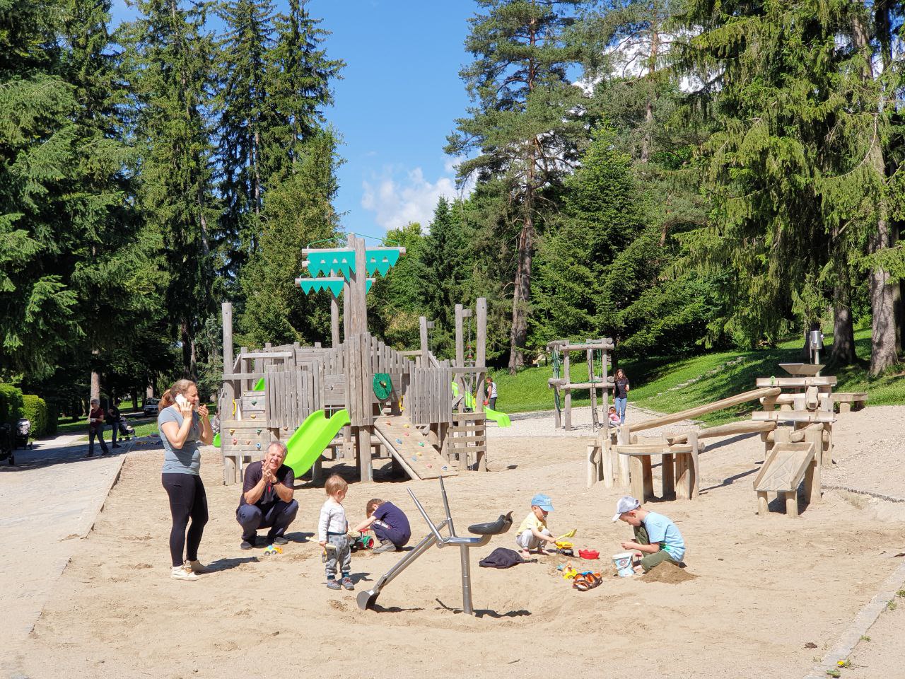 ANKETA: Bi prepovedali kajenje na površinah, kjer se zadržujejo otroci?