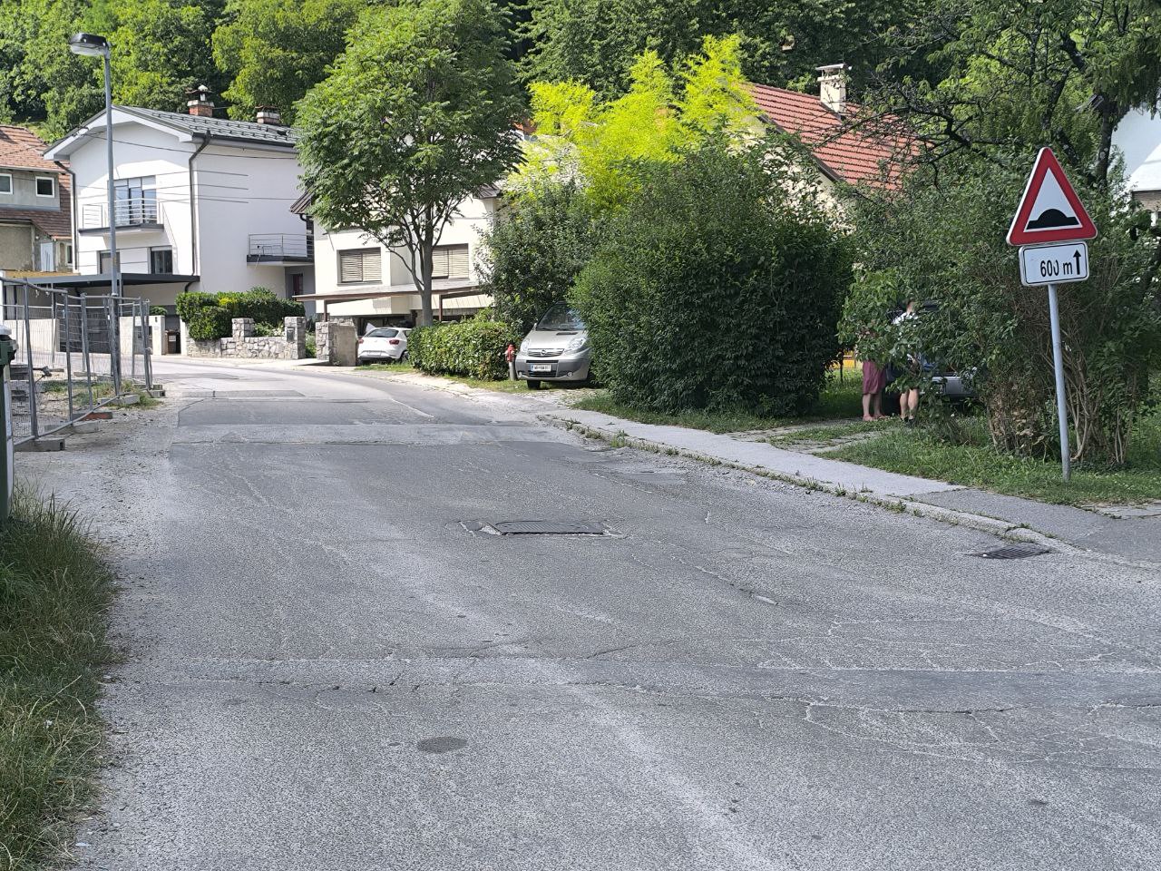 FOTO: Katastrofalna cesta v Melju: Potrebe po ležečih ovirah ni, luknje so dovolj