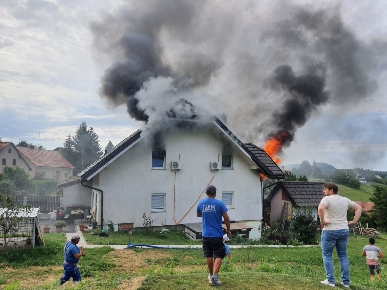 Mirno torkovo dopoldne prekinile gasilske sirene: V Koreni zagorelo v hiši