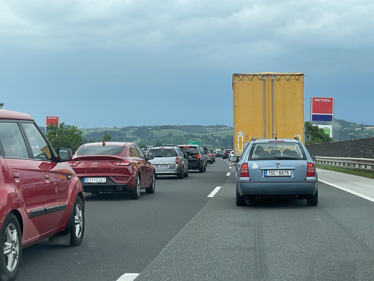 Aktualno s cest: Nesreča na Štajerski avtocesti, nastal je daljši zastoj