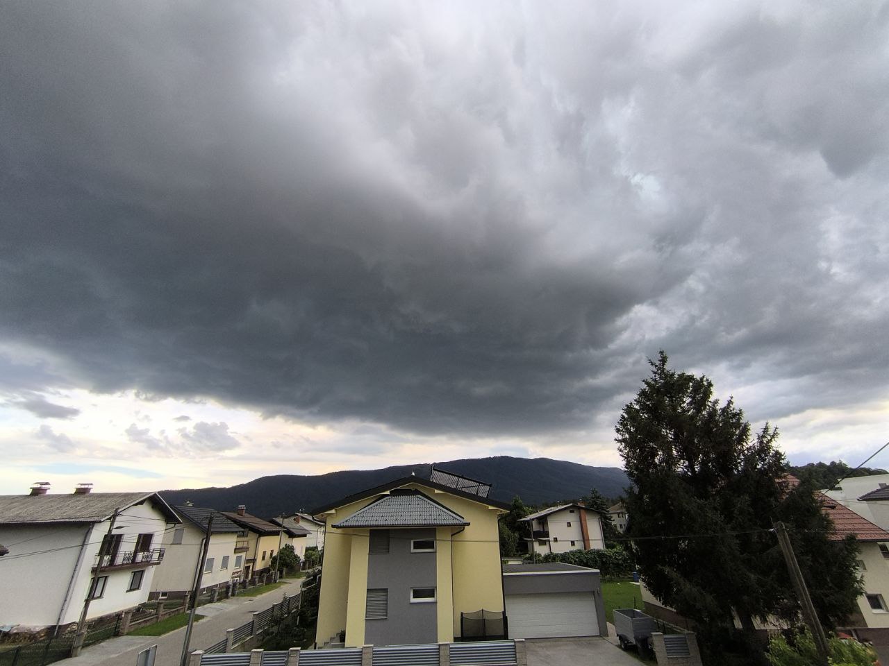 FOTO: Napovedi so se uresničile, v Mariboru padala toča, na delu gasilci