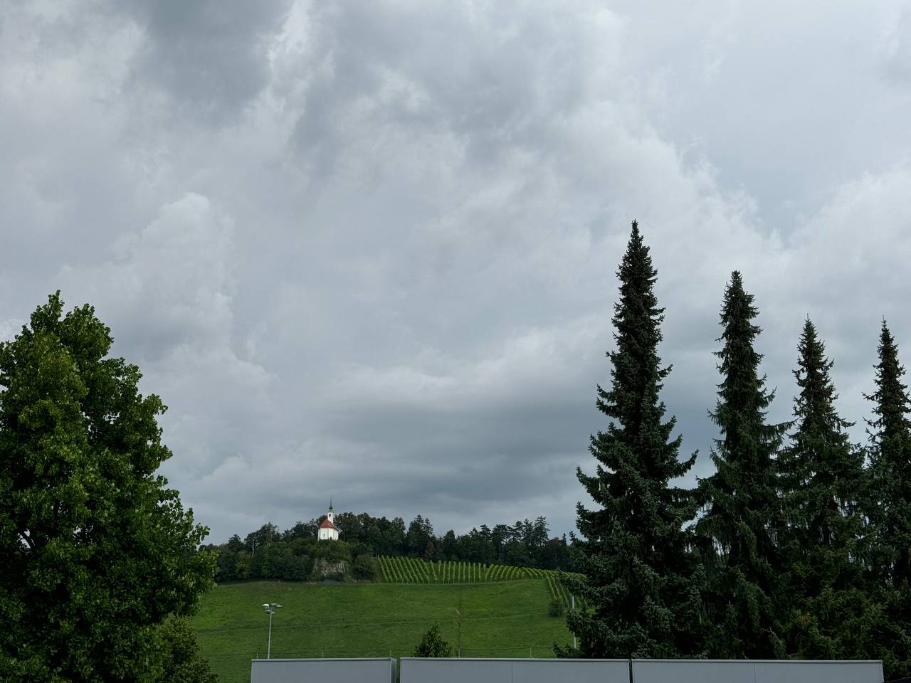 FOTO in VIDEO: Iz Avstrije prihajajo nevihte, alarmi za točo že gorijo