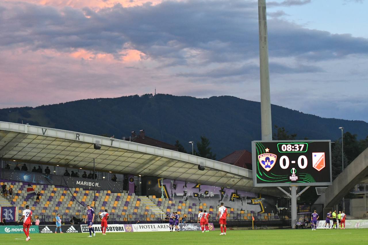 Poročilo PU Maribor: Na stadionu v navijača priletel stol