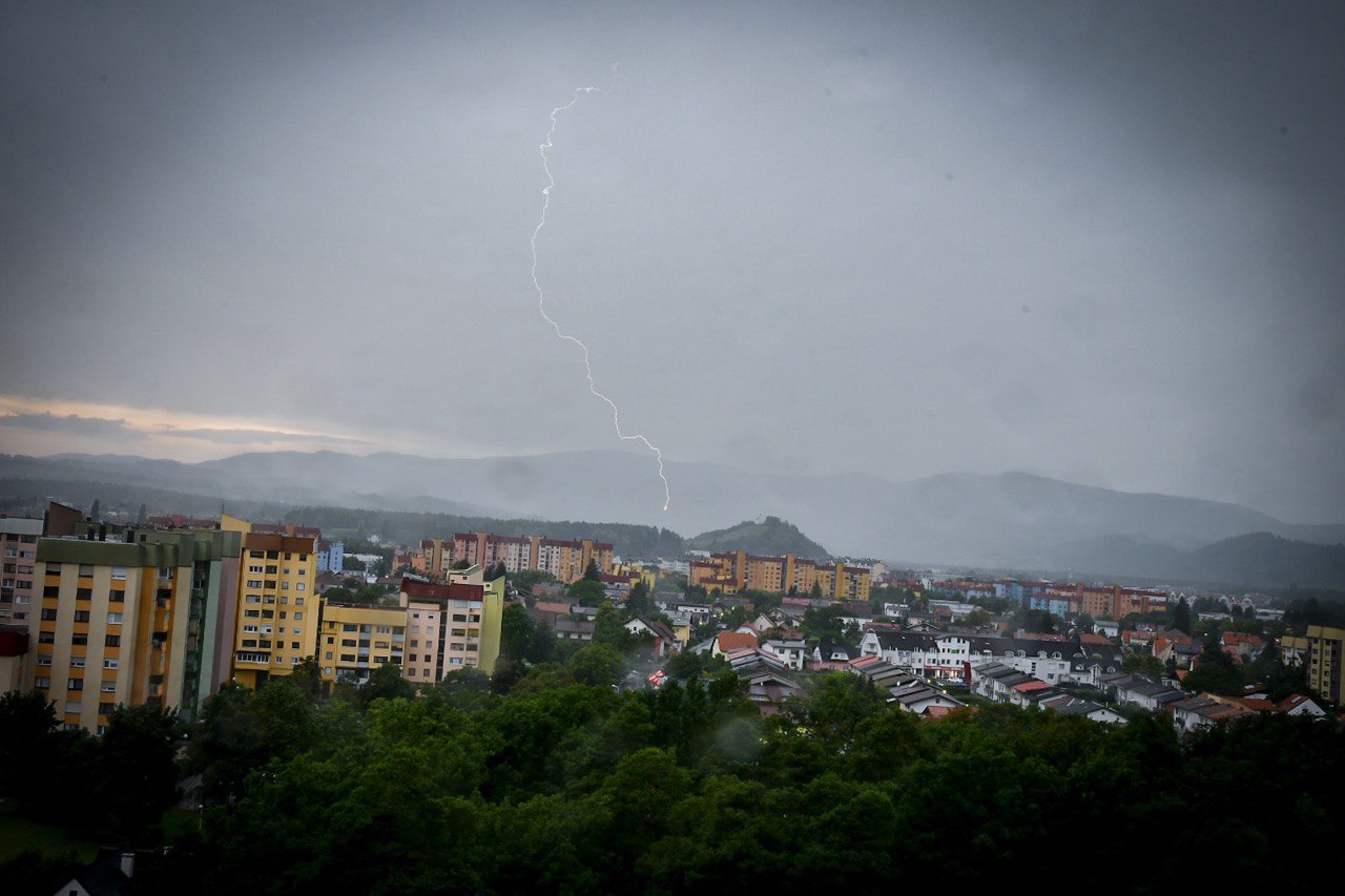 Napovedana nova krajevna neurja, kaj to pomeni za temperature čez vikend?