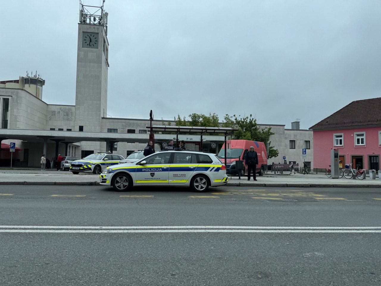 Divjal po Mariboru in ignoriral policiste, a vseeno pristal v priporu