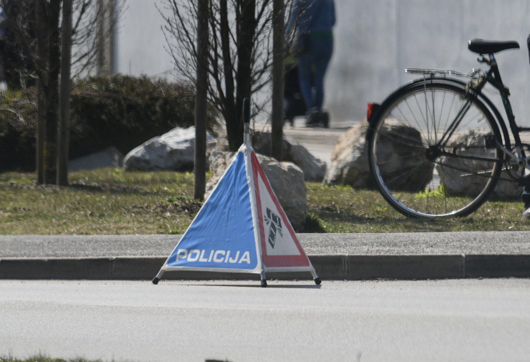 69-letni kolesar najden mrtev ob makadamski cesti na Snežnik