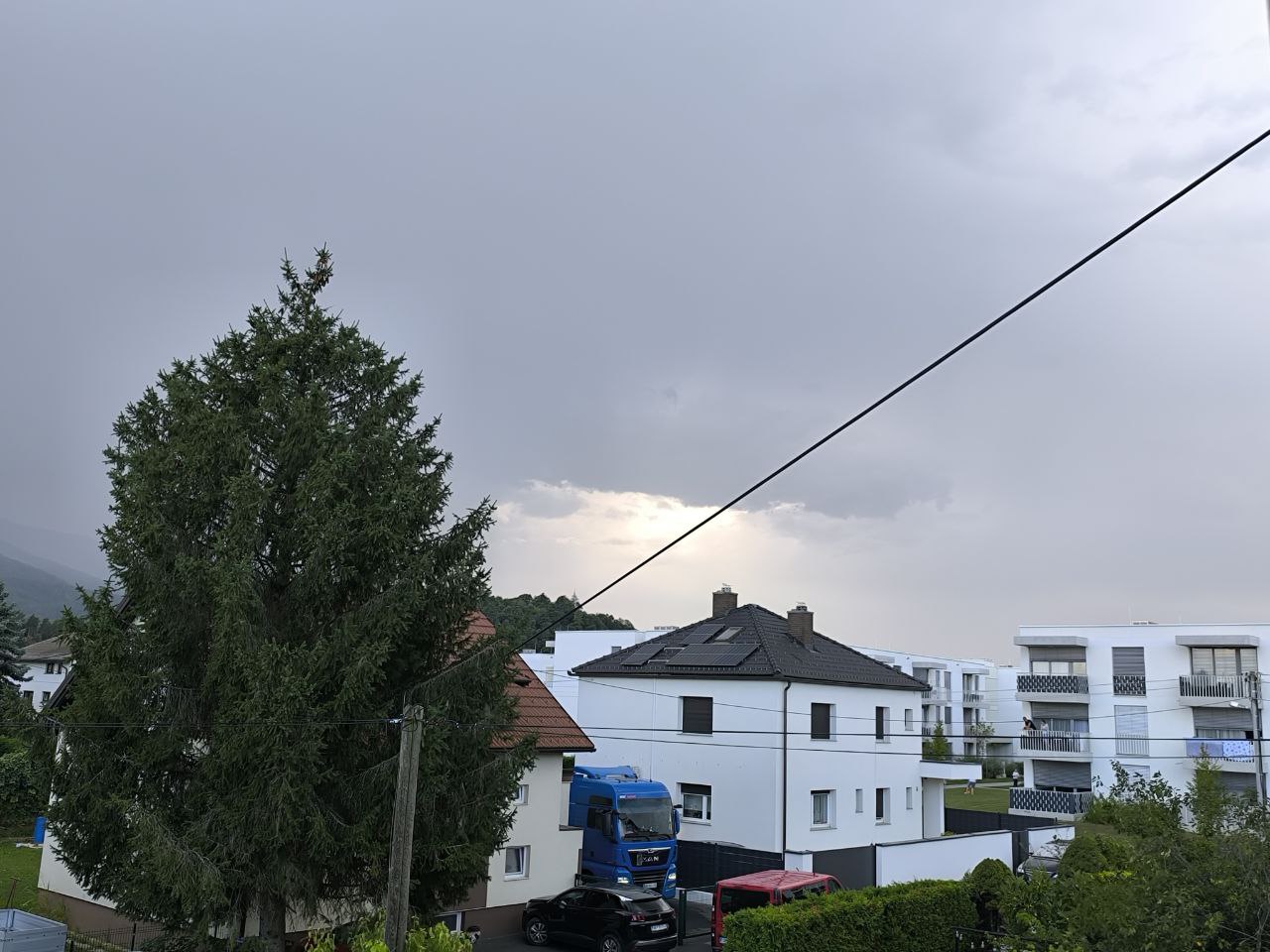 Tri fronte v treh dneh: Pripravite se na močne nevihte, točo in izrazito ohladitev