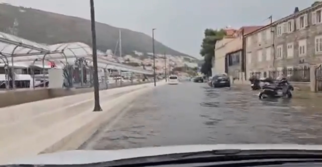 FOTO in VIDEO: Pretresljivi prizori iz Hrvaške, zaradi obilnih padavin več krajev pod vodo