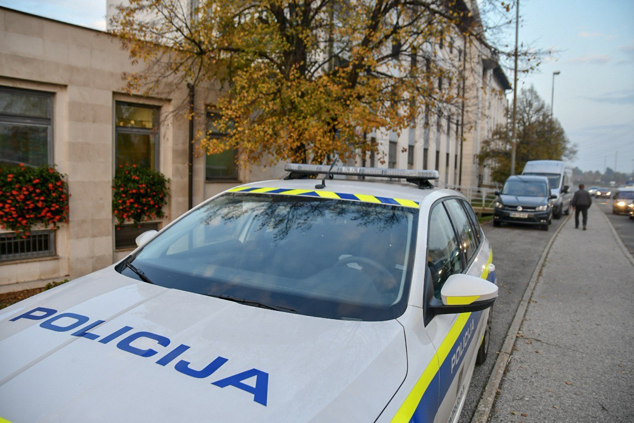 Nov incident na slovenski osnovni šoli: 49-letnik želel na silo odpeljali svojega otroka