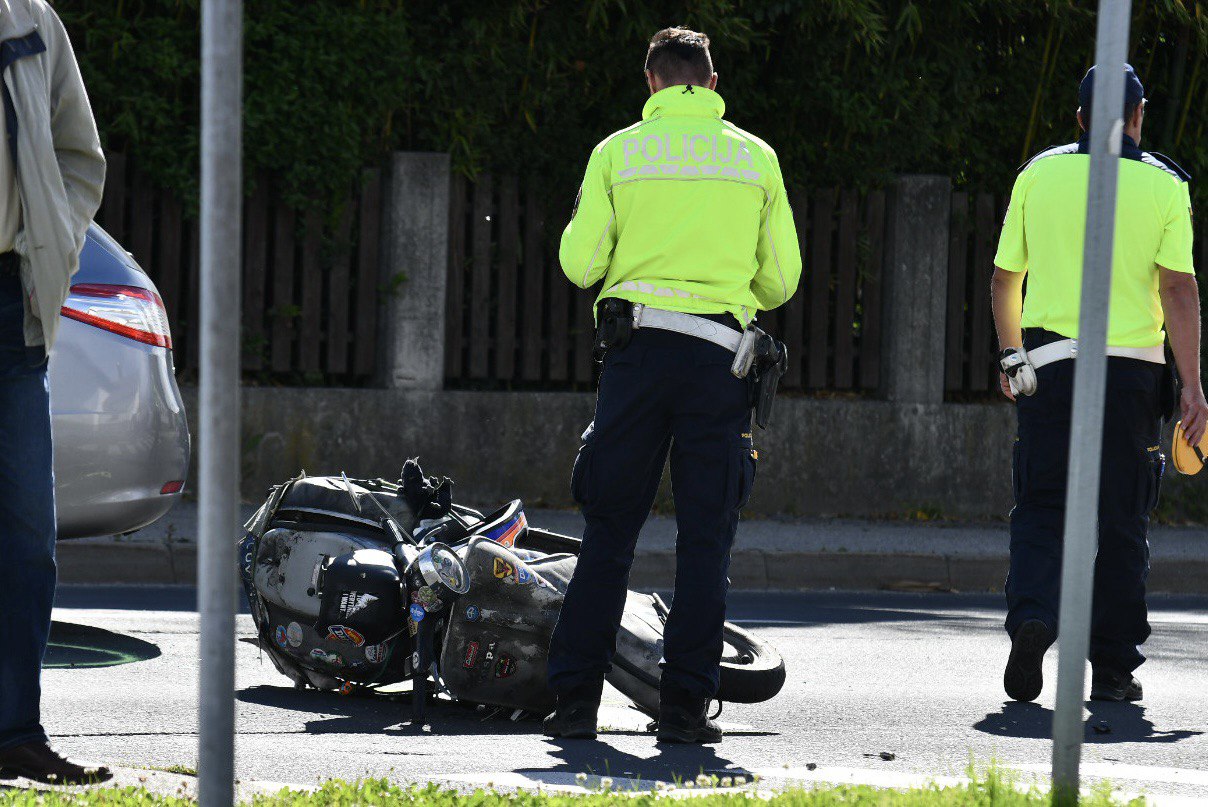 Smrt na štajerskih cestah: 27-letni motorist v nepreglednem ovinku padel in umrl