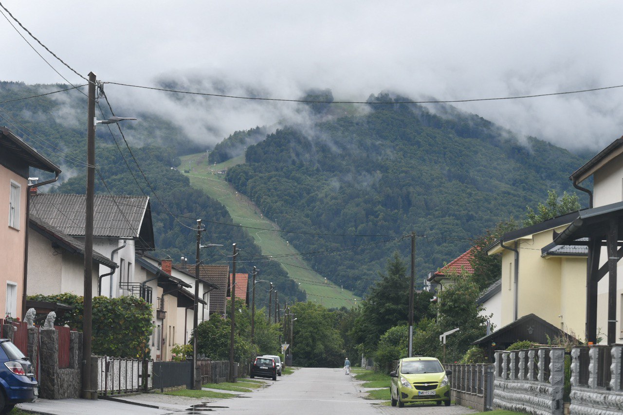 Ciklon z vremensko fronto prinaša dež in občutno ohladitev