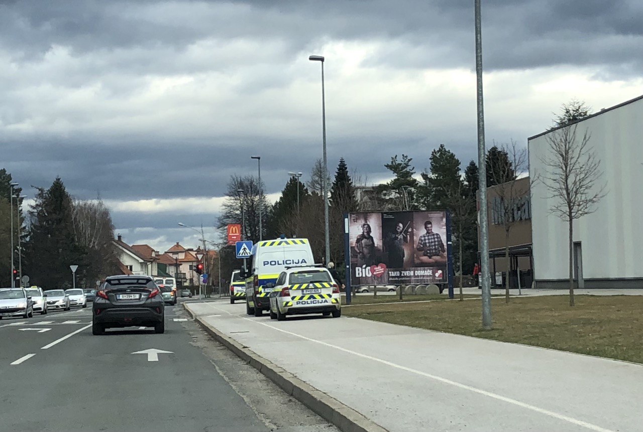 33-letnica v Mariboru z avtom zbila peško na prehodu