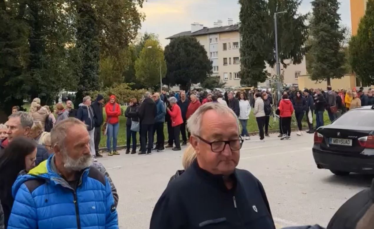 FOTO: Borba za družinsko zdravnico: Pred ZD Slovenska Bistrica nepregledna vrsta