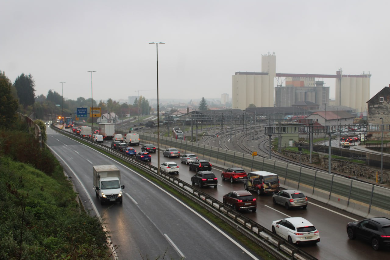 FOTO: Na bivši hitri cesti skozi Maribor 'vse stoji'