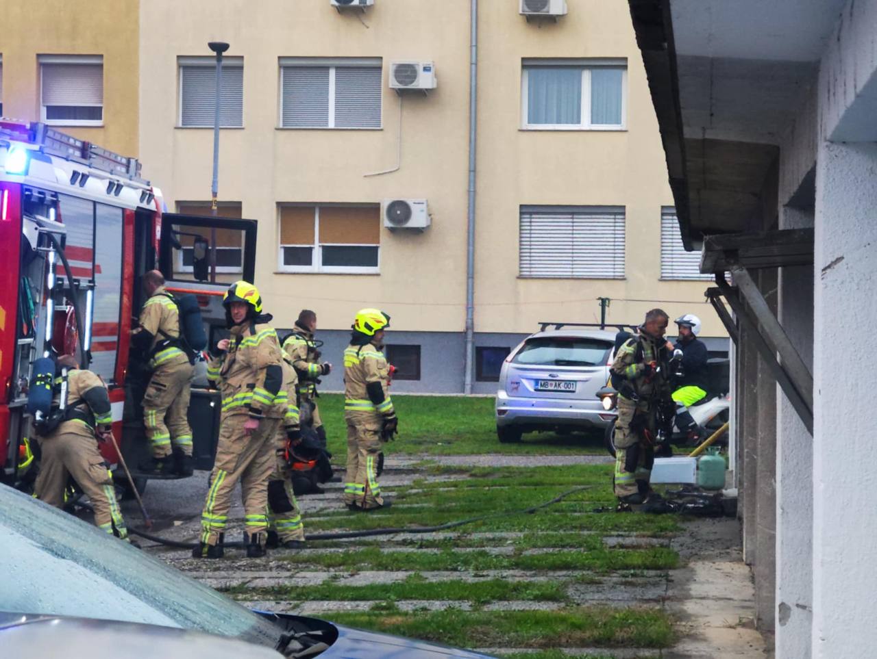 FOTO: V jutranjih urah zagorelo v garaži na Teznu