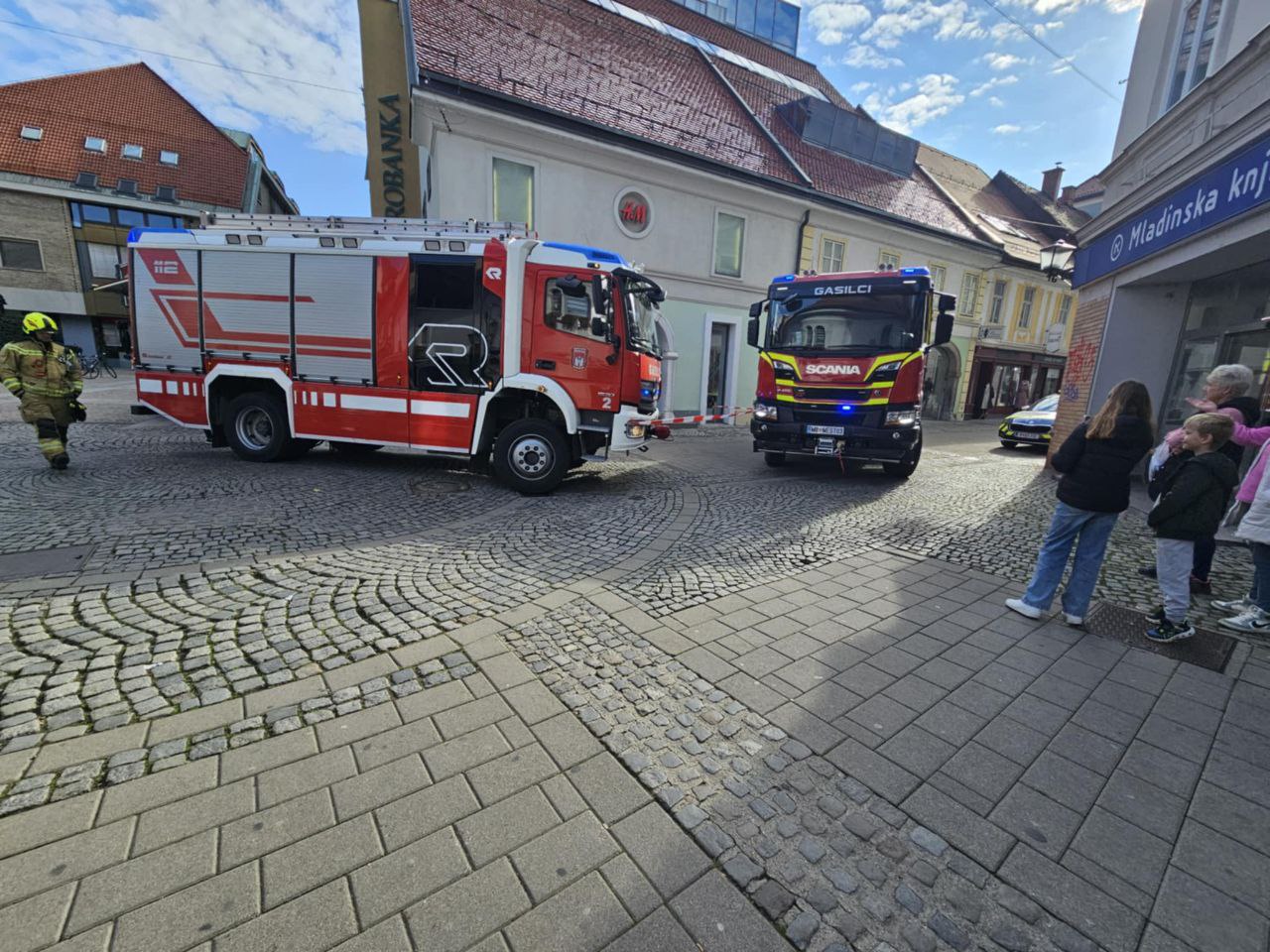 FOTO: Intervencija gasilcev v centru Maribora: Zagorelo je v poslovalnici H&M