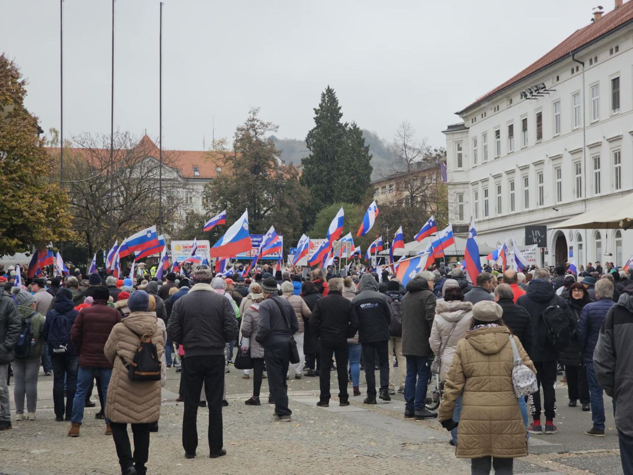 FOTO: Trg svobode v Mariboru zavzeli upokojenci, ki zahtevajo dostojne pokojnine