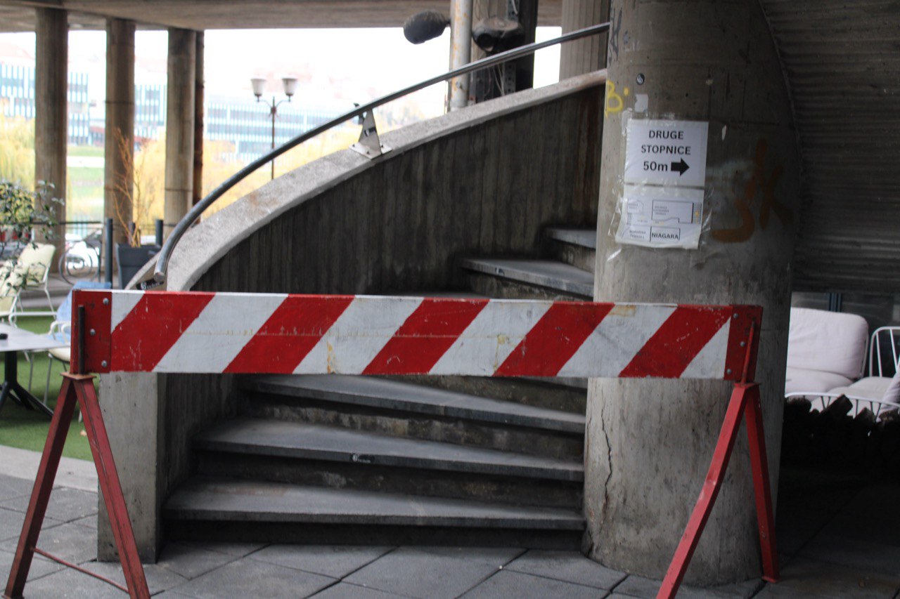 FOTO: Stopnice s Titovega mostu so zaprte že nekaj časa, kdaj se obeta obnova?