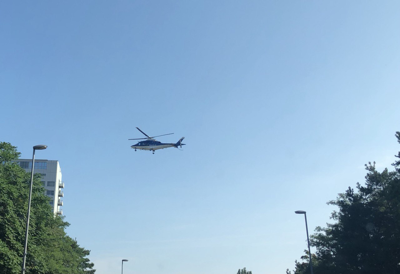 Območje Stražunskega gozda preletava policijski helikopter: Za kaj gre?