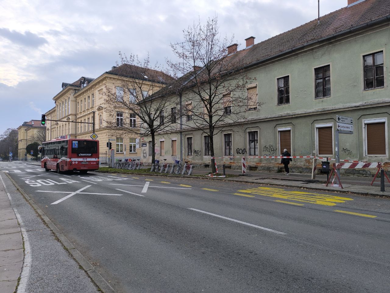 FOTO: Zakaj so ponekod v Mariboru odstranili nadstrešnice avtobusnih postajališč?