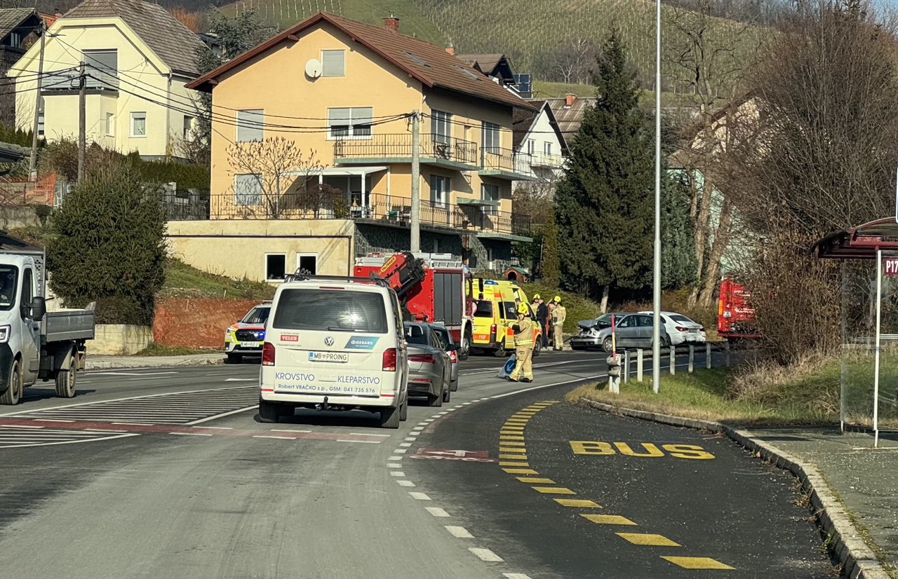 FOTO: Prometna nesreča na Šentiljski cesti, na delu tudi reševalci