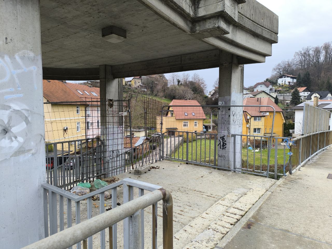 FOTO: Stopnišče na Krčevinski ulici postalo odlagališče odpadkov, mariborska občina razmišlja o porušitvi