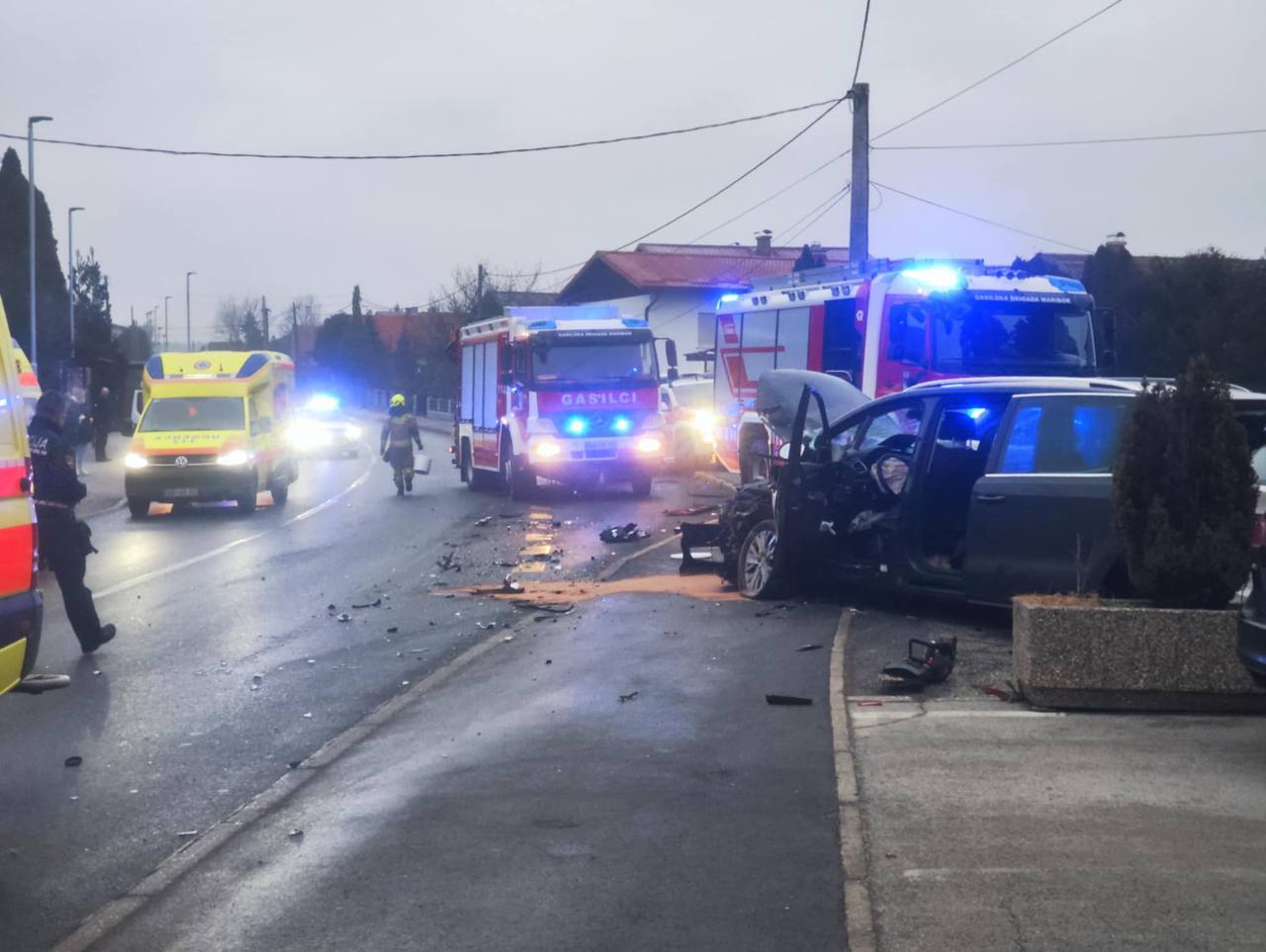 Prve podrobnosti hujše nesreče v Brezju: Z avtobusom trčil v več vozil