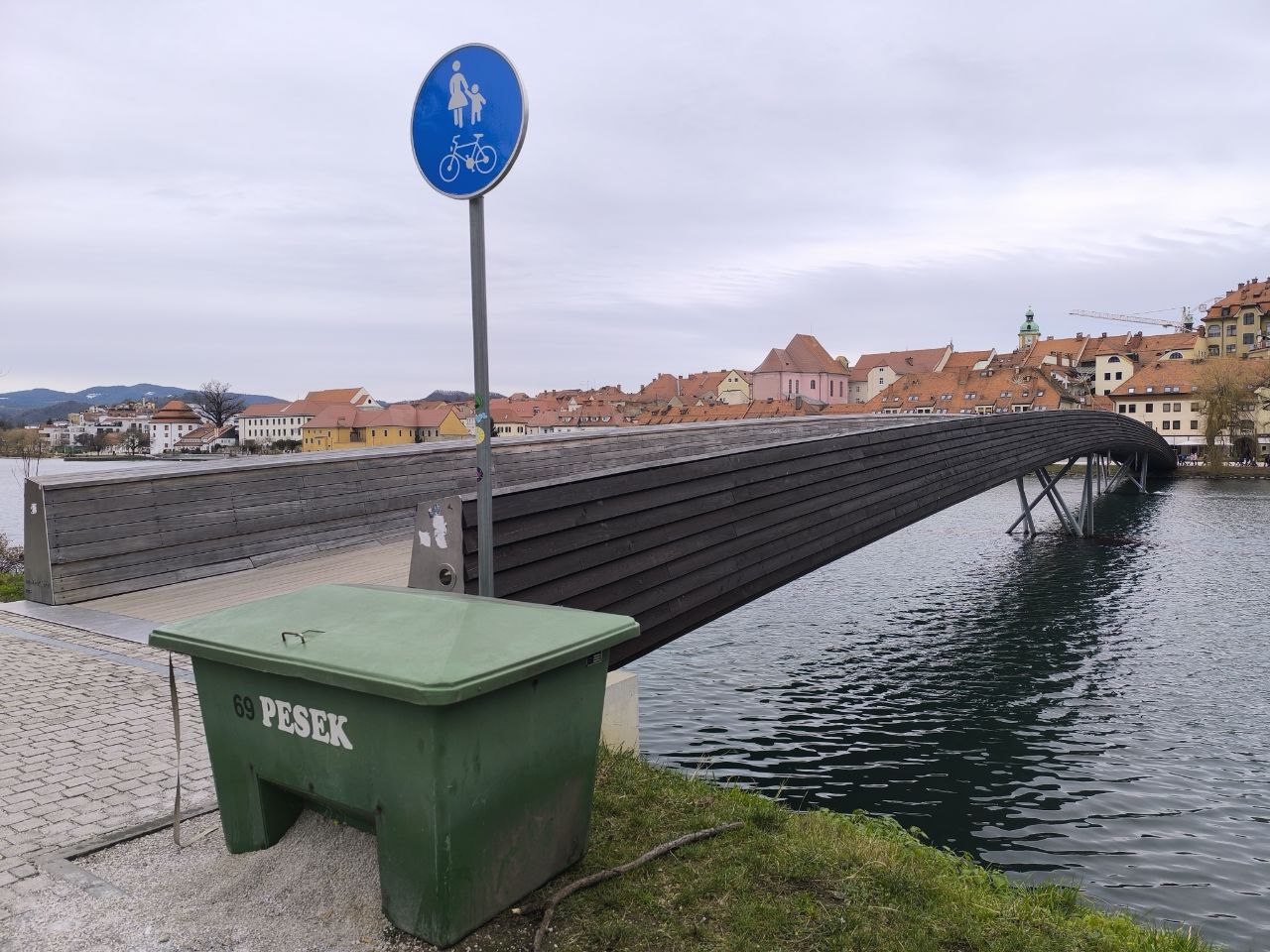 Kako je mariborska občina poskrbela, da se Splavarska brv letos ne bo spremenila v drsališče?