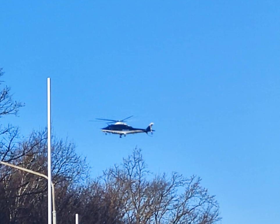 FOTO: Prebivalce vznemirja preletavanje policijskega helikopterja nad Betnavskim gozdom: Za kaj gre?