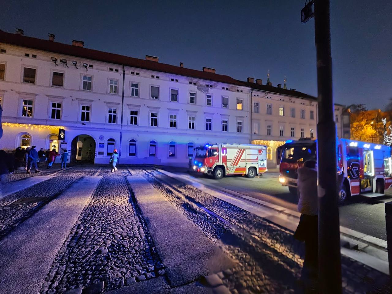 FOTO: Pozno popoldan intervencija gasilcev na Trgu svobode