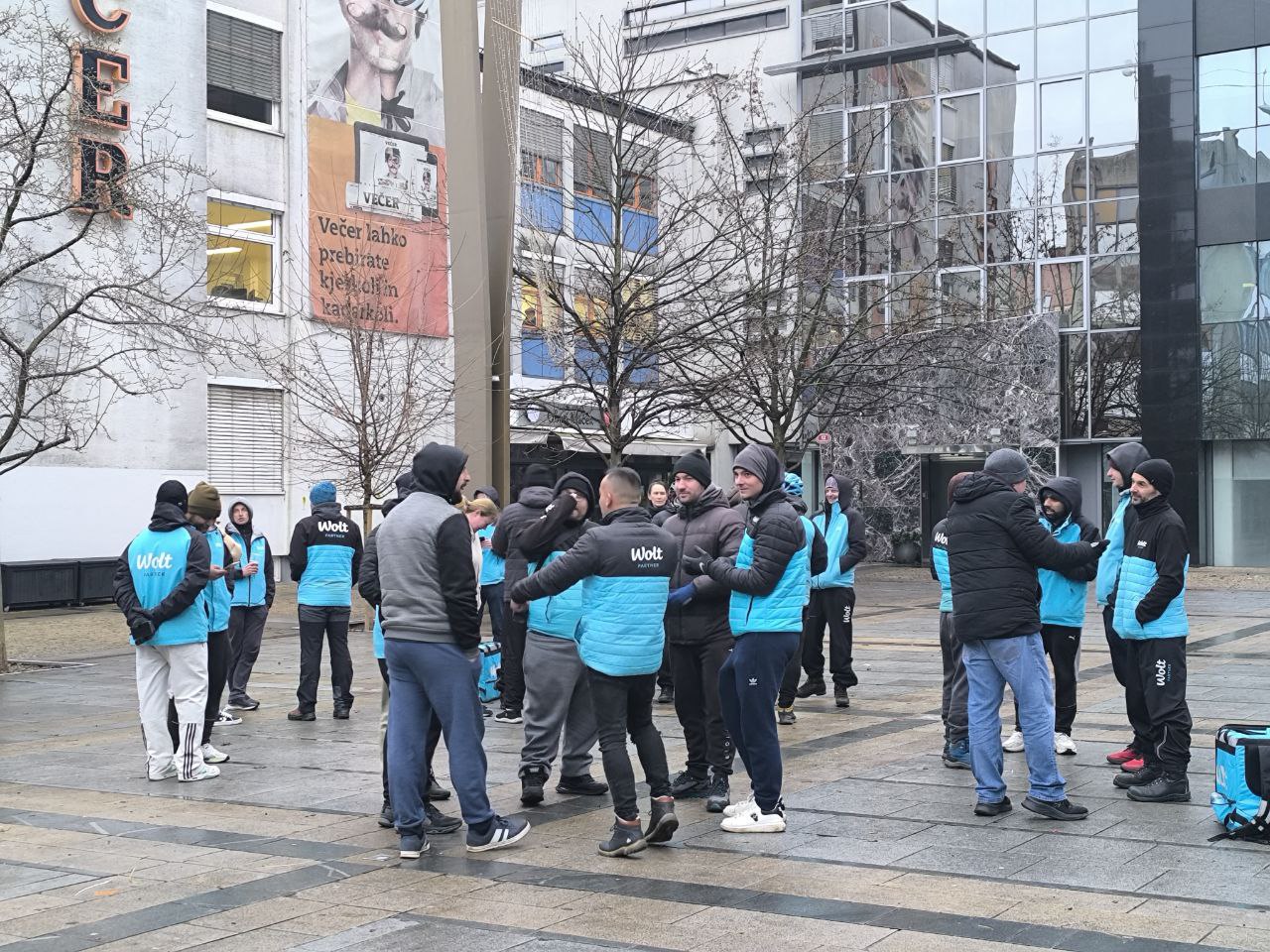 FOTO: Mariborski Wolt dostavljalci na nogah: "Zaslužimo si več kot drobiž"