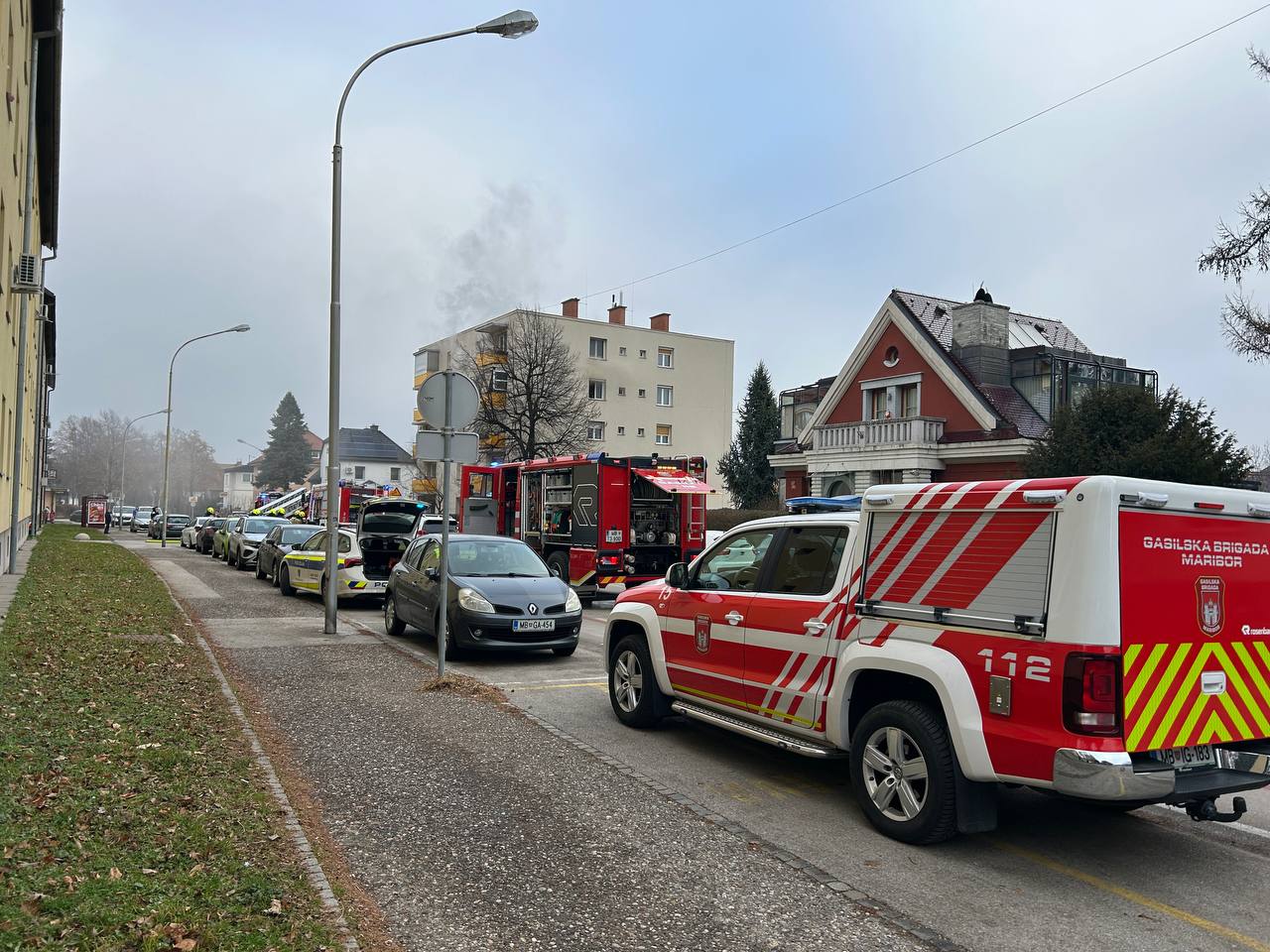 FOTO: Zgodaj dopoldan zagorelo v stanovanjskem bloku v Mariboru