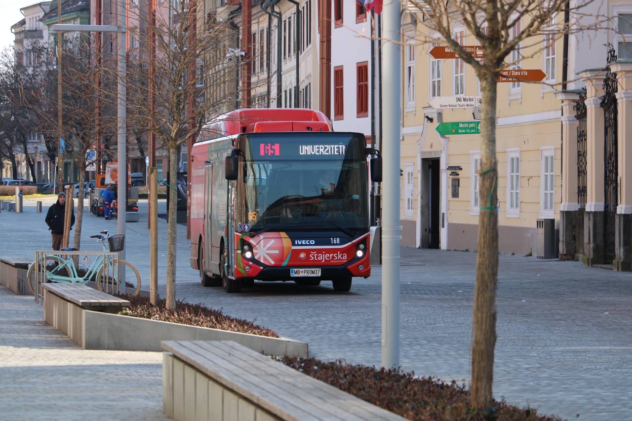 Maribor dobil zeleno luč za nakup 18-metrskih avtobusov, ki bi lahko rešili jutranjo gnečo