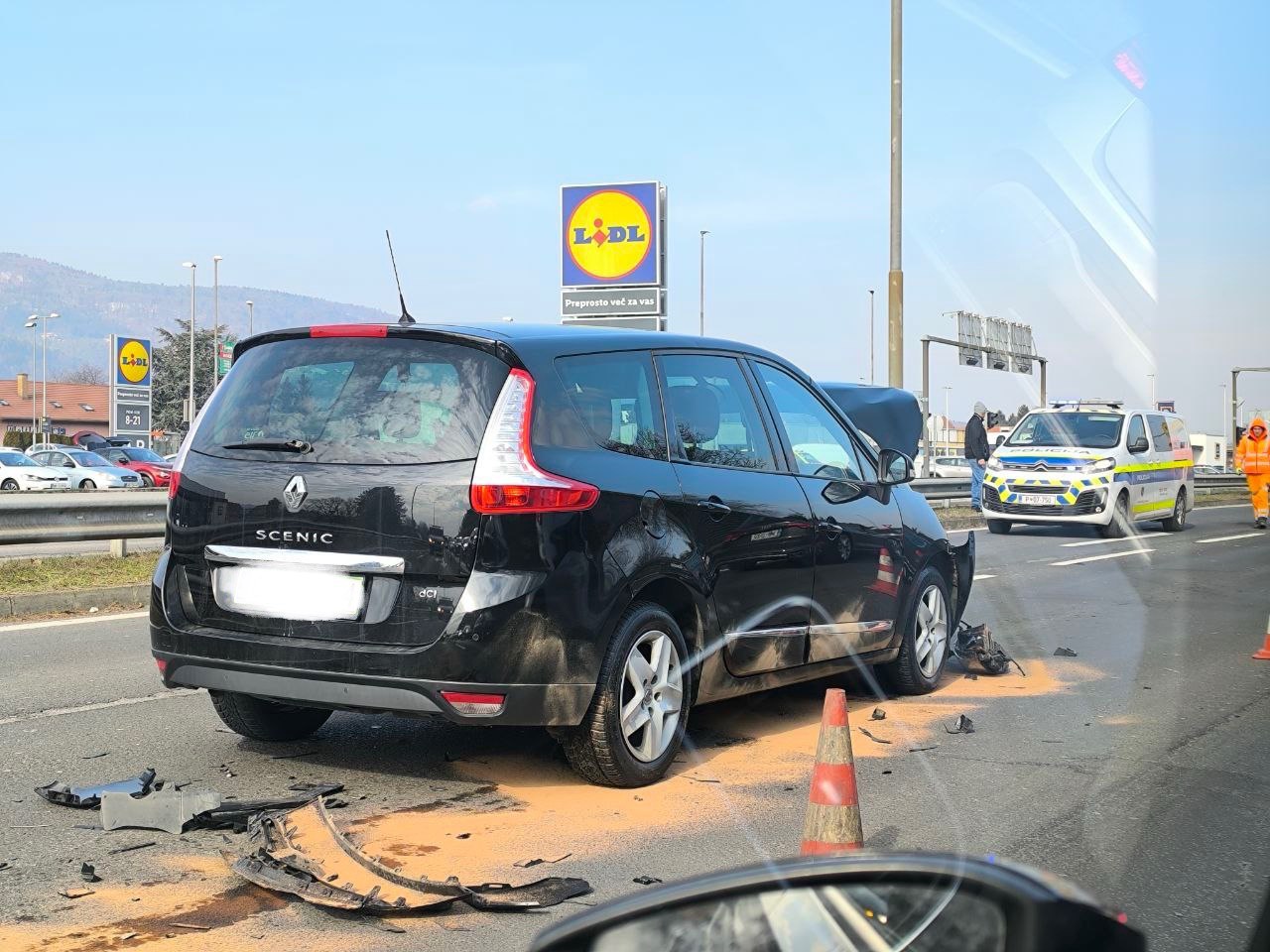 FOTO: Trčenje v križišču pri Hoferju v Hočah, nastali večji prometni zastoji