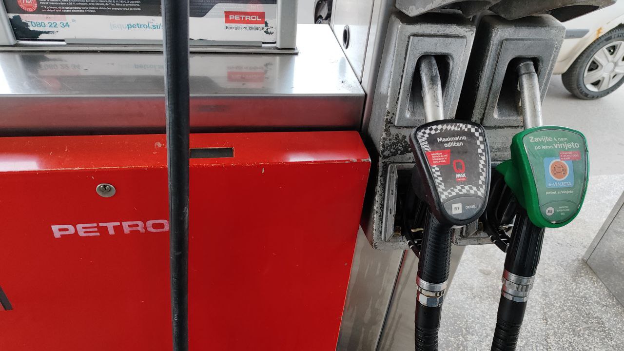 Petrol razkriva: Zakaj je gorivo v Sloveniji med najdražjimi v regiji?