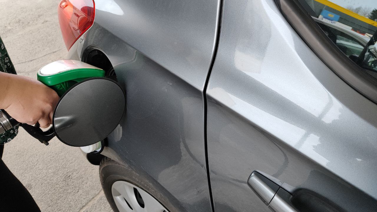 Goriva pred občutno pocenitvijo: Toliko boste od torka odšteli za liter bencina in dizla