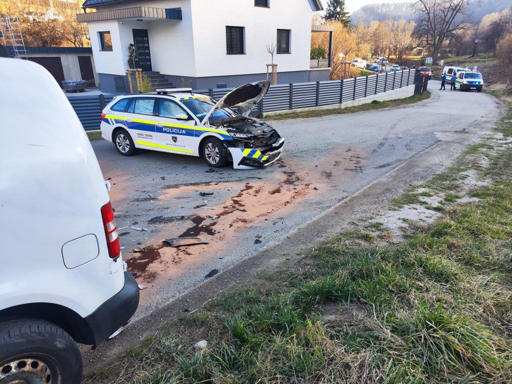 FOTO: V prometni nesreči v okolici Maribora poškodovana policistka